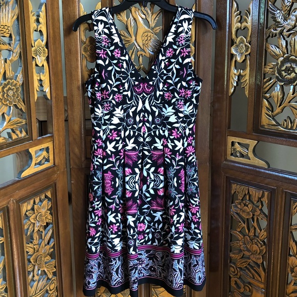 Vince Camuto Dresses & Skirts - Vince Camuto Floral V-Neck Sleeveless Dress